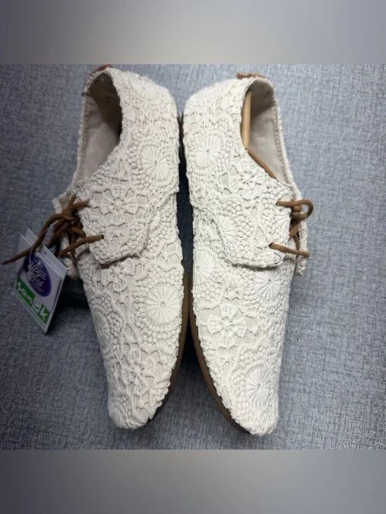 Sanuk Women's Bianca Crochet Lace Up flats - Picture 10 of 11